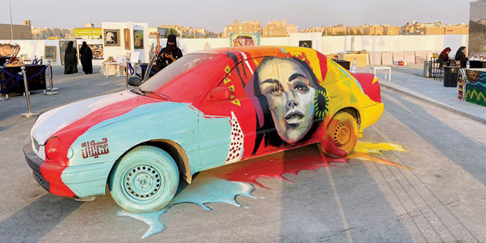 «مسك الفنون»: سعودية تحول سيارة تالفة لقطعة فنية 