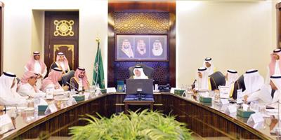 الأمير خالد الفيصل يرأس اجتماعاً لمناقشة تطوير العمل في إمارة المنطقة 