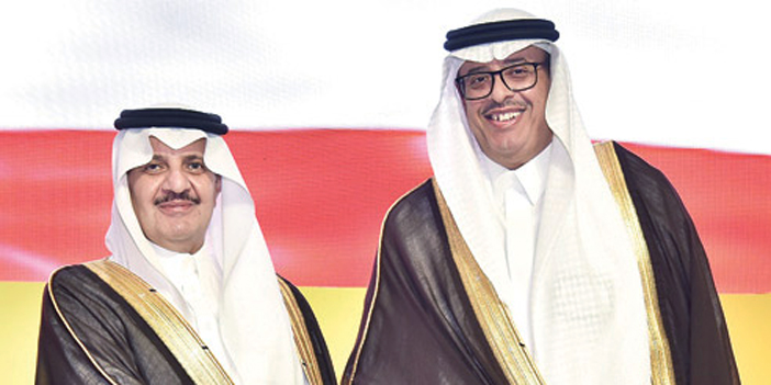  الأمير سعود بن نايف يسلم الجامع درع التكريم