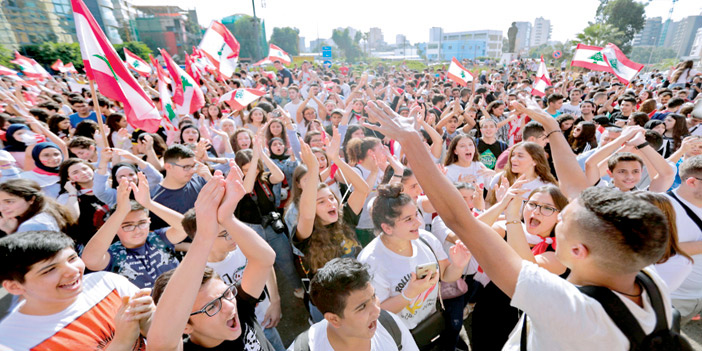  طلاب يتظاهرون في احد المدن اللبنانية