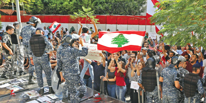  اللبنانيون في يومهم الـ26 يدفعون حاجزاً  قام بإنشائه الأمن اللبناني