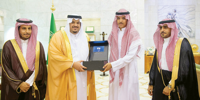  الأمير محمد بن عبدالرحمن خلال استقباله رئيس وأعضاء جمعية «سعي»