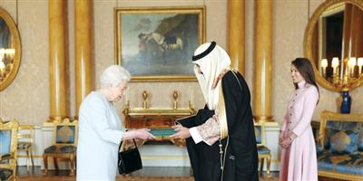 الأمير خالد بن بندر بن سلطان يقدم أوراق اعتماده سفيراً للمملكة في بريطانيا 