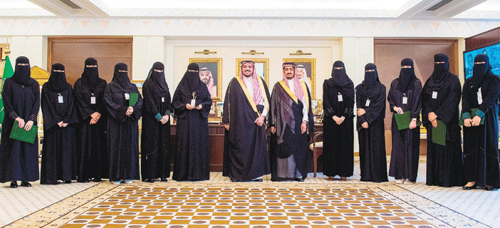  لقطة جماعية لأمين عام مجلس فتيات القصيم وعدد من المسؤولات مع سموه