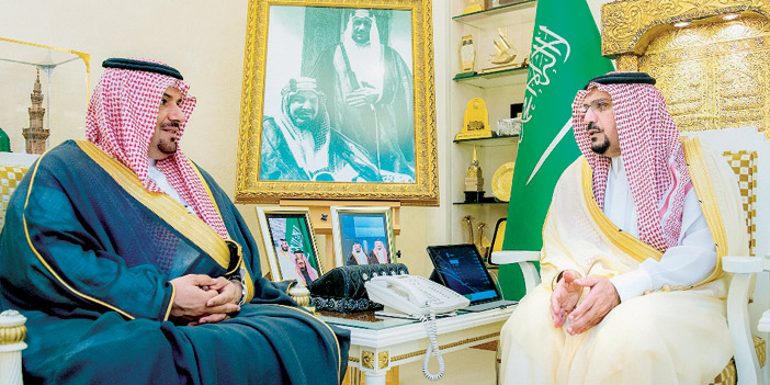  أمير القصيم خلال لقائه مدير ميدان الملك سعود للفروسية