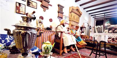 المرأة الحجازية تميزت قديماً في تزيين منزلها بالتصاميم والألوان والتحف الجمالية 
