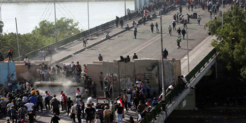 المتظاهرون في بغداد يسيطرون على جسر حيوي 