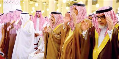 أمير منطقة الرياض يؤدي الصلاة على الأمير تركي بن عبدالله بن سعود 