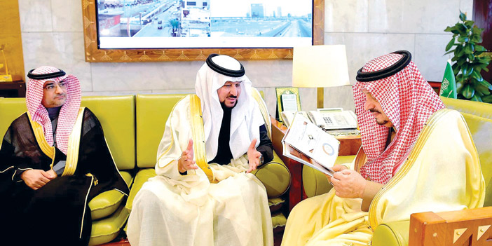  الأمير فيصل بن بندر خلال استقباله مدير ووكلاء جامعة الأمير سطام
