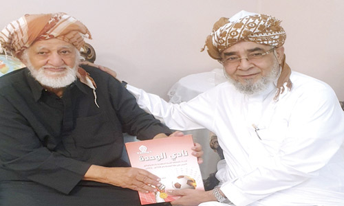  المؤرخ محمد غزالي يماني يقدم كتاب الوحدة لـ(أشعري)
