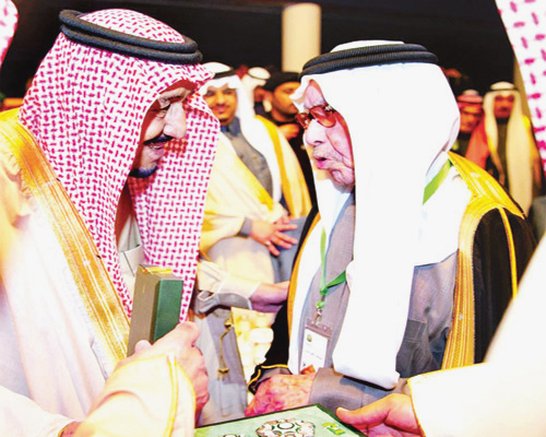  الملك خلال تكريمه «أبو مدين» بوسام الملك عبد العزيز من الدرجة الأولى