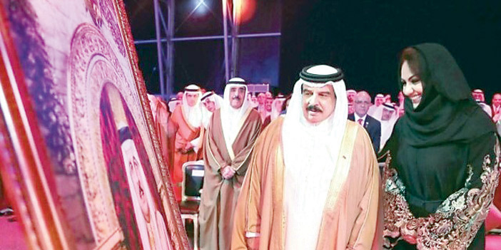  جلالة ملك البحرين وولي عهده يقفان بإعجاب أمام لوحات الفنانة نبيلة