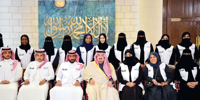 الأمير فيصل بن بندر يبارك جهود فريق «فزعة» التطوعي بغرفة الرياض 