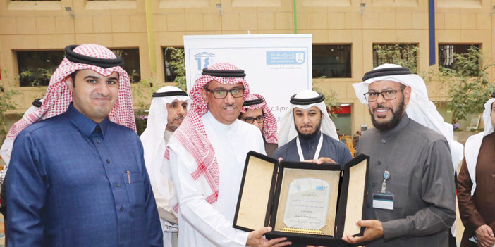 مدير جامعة الملك سعود يفتتح معرض الاحتفال باليوم العالمي للغة العربية 