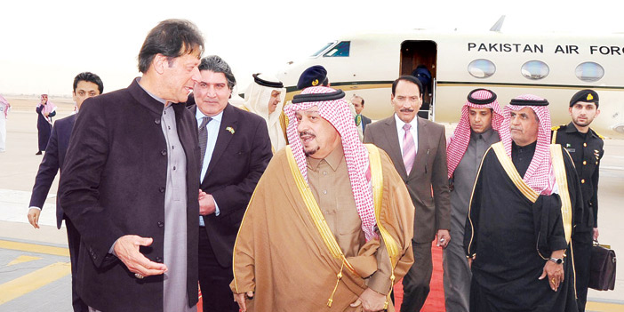  أمير منطقة الرياض مستقبلاً رئيس وزراء باكستان