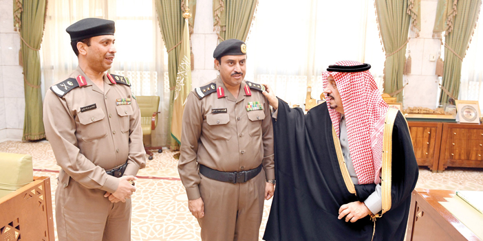   الأمير فيصل بن بندر يقلد قائد أمن المواكب بمرور الرياض رتبته الجديدة
