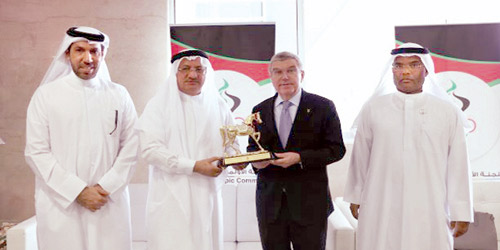  باخ مع عدد من المسؤولين في اللجنة الأولمبية الإماراتية