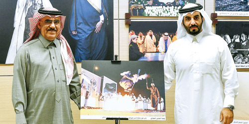 الحسين يكرم المصور الشهري بفوز «واس» بجائزة «فانا» لأحسن صورة لـ(2019م) 