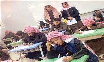 قائد مدرسة «حمزة بن عمرو المتوسطة»  يشرف على اختبارات الطلاب 