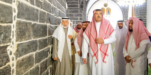  أمير منطقة المدينة المنورة خلال تفقده مسجد الغمامة