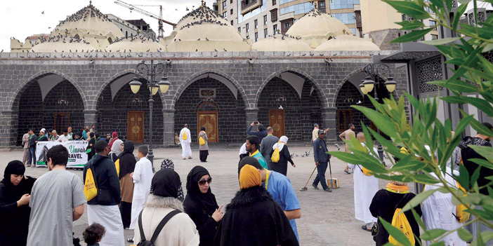   الزوار في مسجد الغمامة