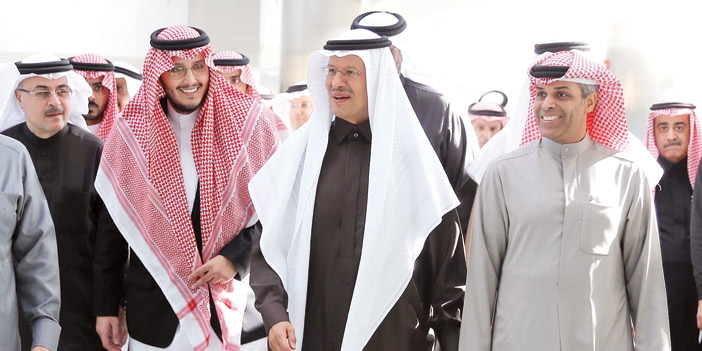  وزير الطاقة الأمير عبد العزيز بن سلمان خلال زيارته أمس مقر عمليات الخفجي المشتركة