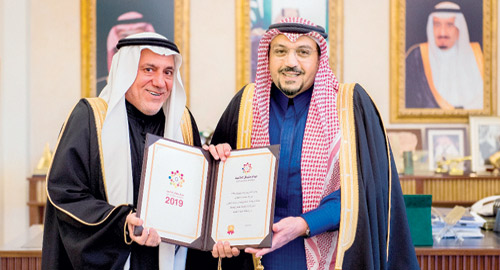  سمو أمير القصيم خلال لقائه د. محمد الراجحي حاملاً الجائزة
