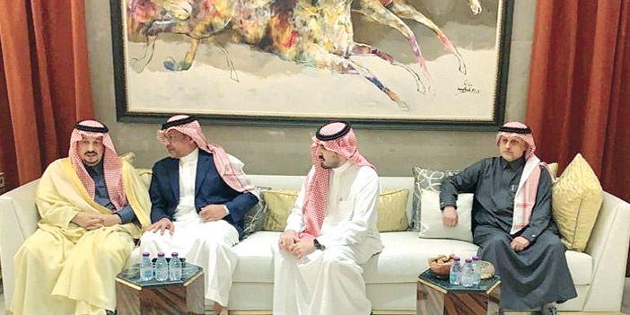  أمير منطقة الرياض يؤدي واجب العزاء لمعالي وزير الاقتصاد