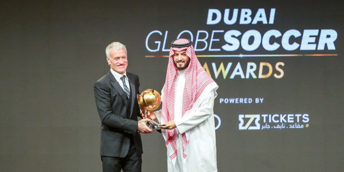  رئيس الهلال فهد بن نافل يتسلم جائزة أفضل فريق