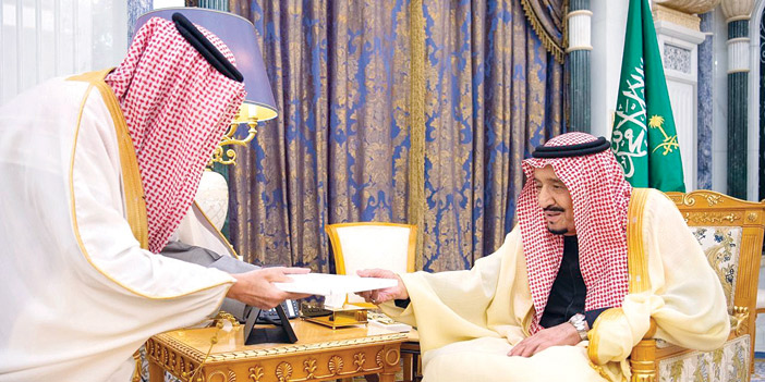 خادم الحرمين الشريفين يتسلم رسالة من ملك البحرين 