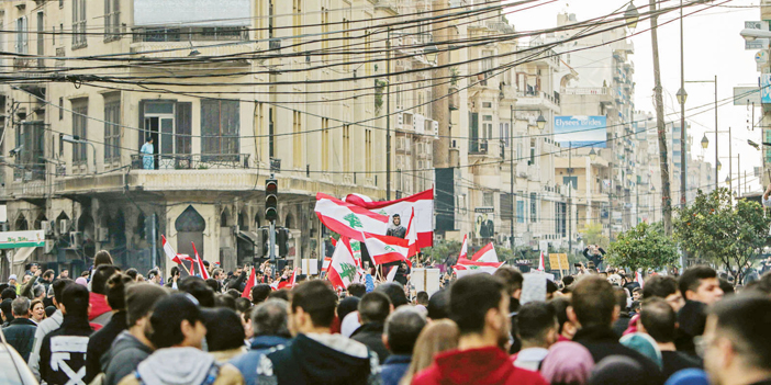 تدهور الاقتصاد وتعثر تشكيل الحكومة تعيدان اللبنانيين إلى الشوارع 