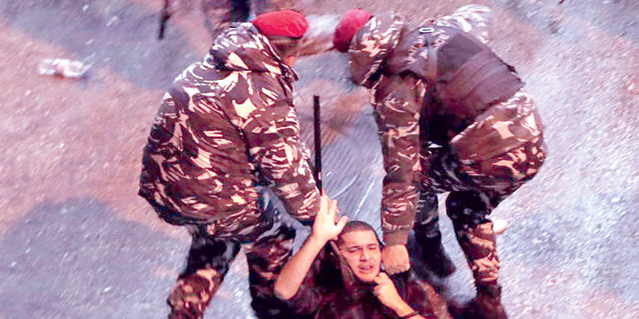  الأمن يقبض على أحد المتظاهرين خلال أعمال الشغب المرافقة للاحتجاجات