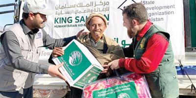 توزيع 550 سلة غذائية في عدن وملابس ببلوشستان 