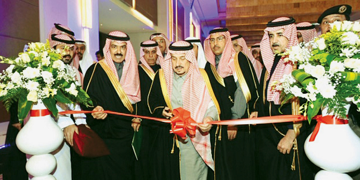  الأمير فيصل بن بندر يقص الشريط إيذاناً بتدشين منتدى الرياض الاقتصادي في دورته التاسعة أمس