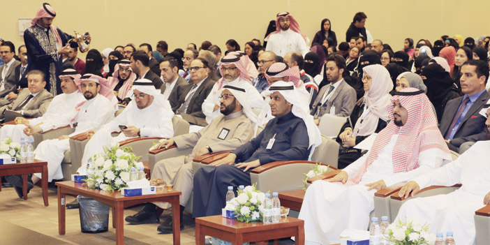  الدكتور محمد بن عبدالعزيز التويجري خلال افتتاح المؤتمر