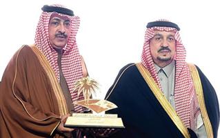أمير منطقة الرياض يُكرّم البنك الأهلي «الشريك الإستراتيجي» لمنتدى الرياض الاقتصادي 