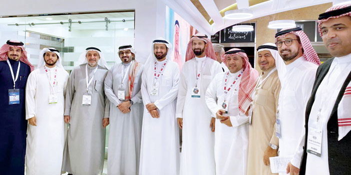  وزير الصحة خلال زيارته جناح جناح مجموعة مستشفيات السعودي الألماني بمعرض الصحة العربي 2020