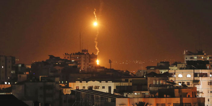 إسرائيل تقصف غزة بعد إطلاق صواريخ وبالونات حارقة 