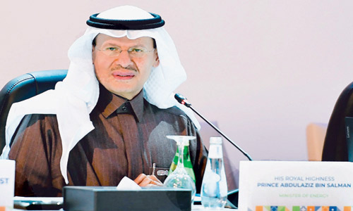  الأمير عبدالعزيز بن سلمان خلال حضوره الاجتماع