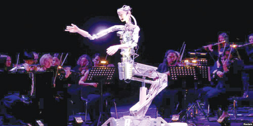روبوت يقود فرقة أوركسترا بشرية في الشارقة 