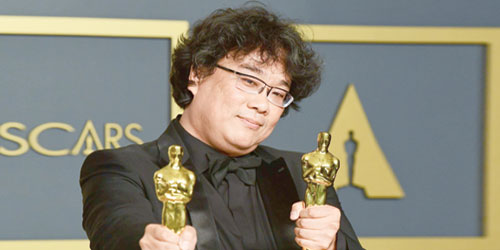  المخرج بونغ جون يحمل جوائز أوسكار لأفضل فيلم دولي ومخرج