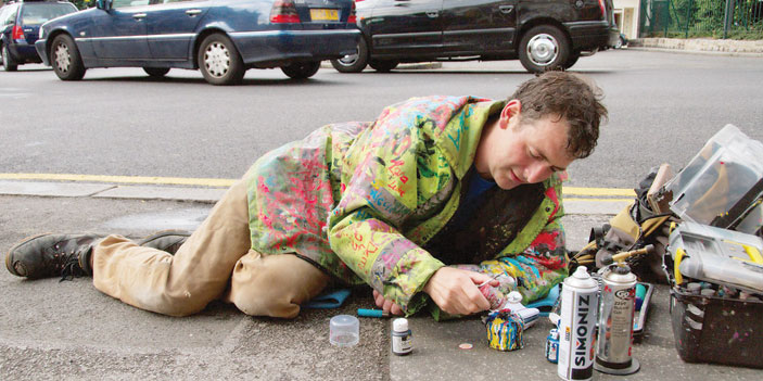 «رجل العلكة» يدمج الفن بإعادة التدوير في لندن 