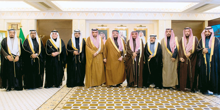  لقطة جماعية لمحافظ ورئيس وأعضاء بلدي محافظة الأسياح مع سموه