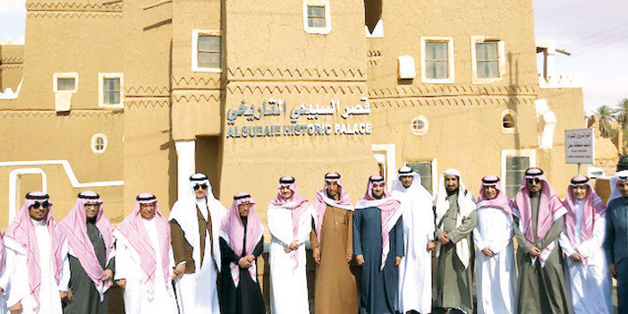  سمو الأمير سعود بن نايف أمام قصر السبيعي التاريخي