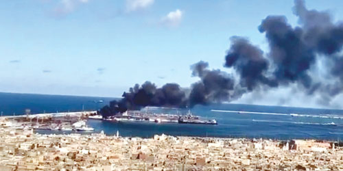  ميناء طرابلس أثناء تعرضه لعملية قصف استهدفت سفينة تركية