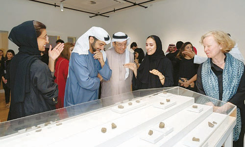  الشيخ زايد بن سلطان في جولة على المعرض