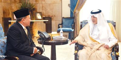 الأمير خالد الفيصل يستقبل القنصل العام الإندونيسي 