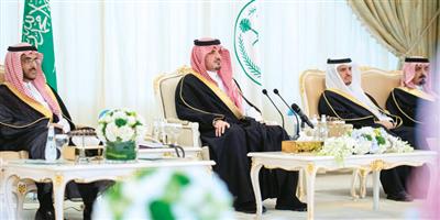 الأمير عبدالعزيز بن سعود كرّم المتقاعدين بوزارة الداخلية 