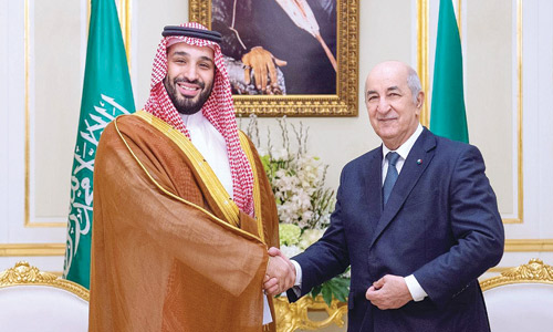  ولي العهد خلال اجتماعه مع رئيس الجزائر