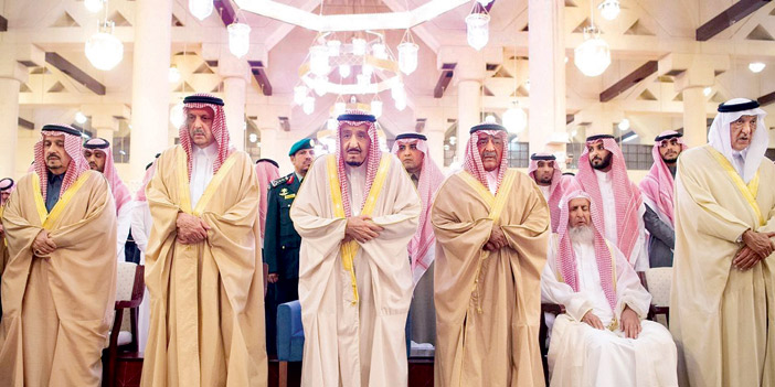  خادم الحرمين يؤدي صلاة الميت على الأمير طلال بن سعود